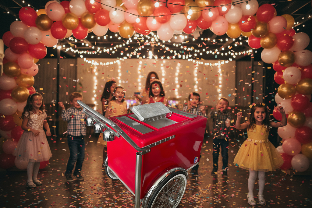 Carrito Rojo en Salón de Fiestas con Niños